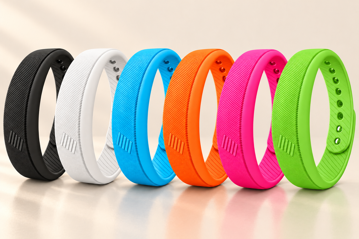 Les six couleurs du bracelet réveil vibrant : noir, blanc, bleu, orange, rose et vert