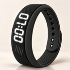 Bracelet réveil vibrant noir avec l'heure affichée en chiffres LED blancs